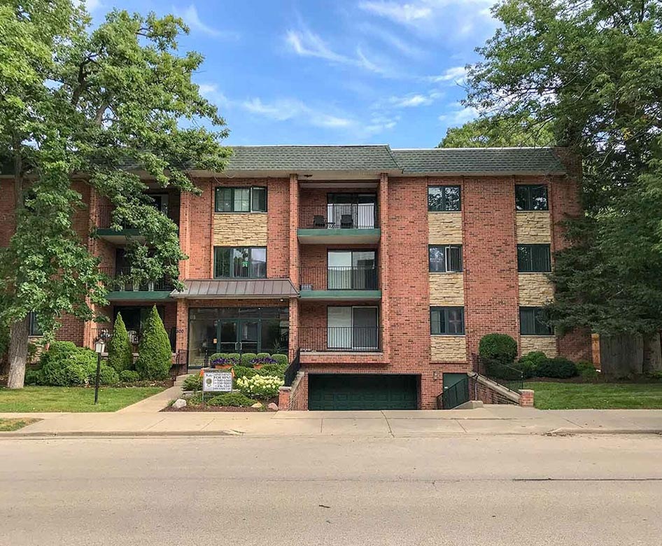 800/909 E. Henry Clay St.